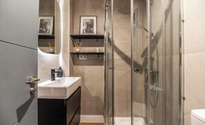 Hair dryer, towels, soap, shampoo - Urban Loft Experience – High Ceilings, Open Layout, Sleeps 6 (Madrid)