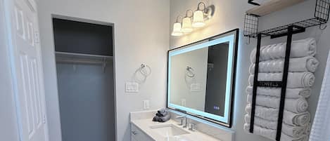 Toallas, jabón, papel de baño