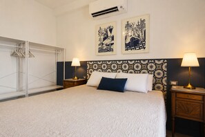 A hotel room with a large bed, two bedside tables with lamps, a wardrobe, and two wall-mounted artworks. - Belvedere & Blu - Panorama 180° - Breathtaking Ocean View (Sciacca)
