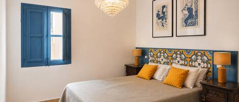 3 bedrooms, iron/ironing board, WiFi (free), bed sheets