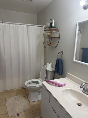 Secadora de cabello, toallas, jabón, papel de baño 
