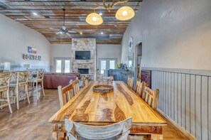 Dining - 5 O'clock Somewhere~Near River~Pool~Hot Tub~15 Mins from Garner St Prk (Concan)