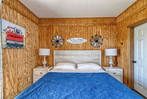 4 bedrooms, free WiFi, bed sheets - 5 O'clock Somewhere~Near River~Pool~Hot Tub~15 Mins from Garner St Prk (Concan)