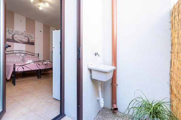 Un baño con lavamanos, inodoro y zona de ducha.