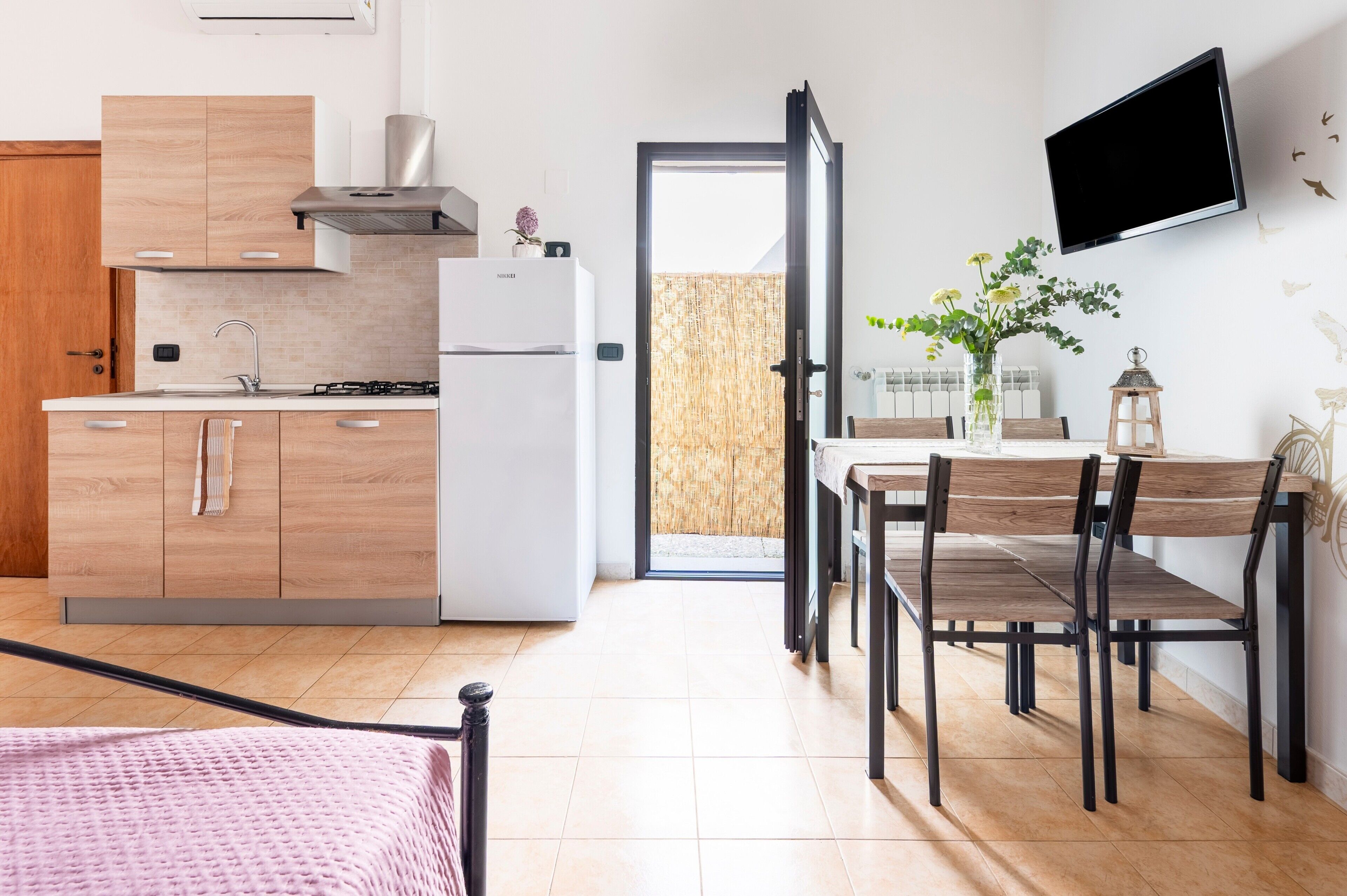 Fridge, oven, stovetop, cookware/dishes/utensils