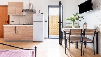 Fridge, oven, stovetop, cookware/dishes/utensils