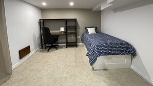 A bedroom with a bed, a desk, and a chair. - Cozy Albert St Retreat (Waterloo)