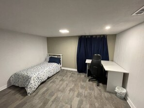 3 bedrooms, desk, free WiFi, bed sheets - Cozy Albert St Retreat (Waterloo)