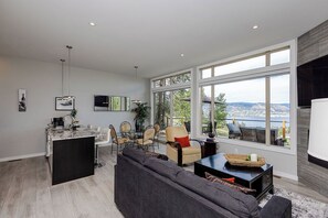 TV, fireplace - "The Vino Vista" | 10 Acre Winery | Lakeview (Naramata)