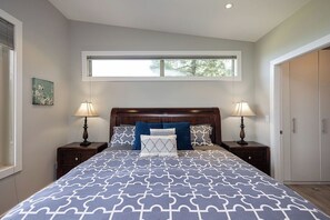 1 bedroom, iron/ironing board, free WiFi, bed sheets - "The Vino Vista" | 10 Acre Winery | Lakeview (Naramata)