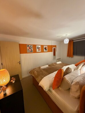Een strijkplank/strijkijzer, wifi, beddengoed