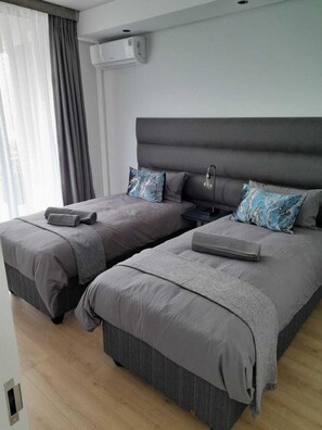 2 bedrooms, iron/ironing board, WiFi, bed sheets - Ellipse Waterfall ~ Power & Water Backup free WiFi, next to Mall of Africa (Midrand)