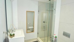 Shower, towels, soap, toilet paper - Ellipse Waterfall ~ Power & Water Backup free WiFi, next to Mall of Africa (Midrand)