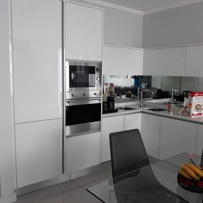 Microwave, oven, stovetop, dishwasher - Ellipse Waterfall ~ Power & Water Backup free WiFi, next to Mall of Africa (Midrand)