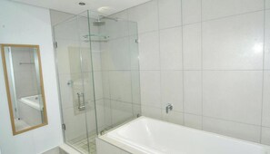 Bruser, håndklæder, Sæbe, Toiletpapir