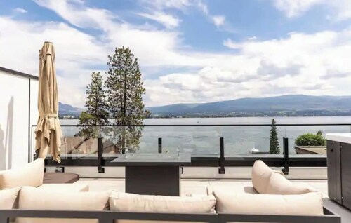Luxury 4-bed, 3.5-bath home in Shelter Bay, West K,  rooftop deck with hot tub.