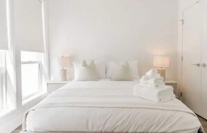 Tabla de planchar con plancha, wifi gratis y ropa de cama 