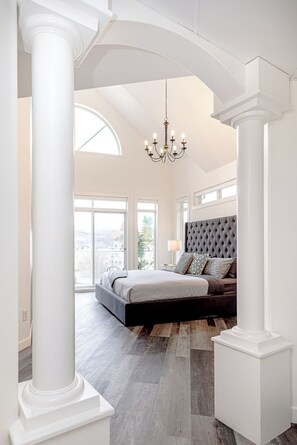 Room - Newly renovated 2,000 sq ft penthouse loft at Discovery Bay. Sleeps 12 with 4 bedrooms, new kitchen, 3 full baths, custom stone media wall, and glass loft wall. Lake views, steps to beach, plus pools, gym, hot tub, games room & 2 secured parking stal (Kelowna)