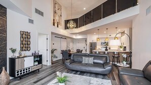 Una sala de estar moderna con un sofá, una mesa de centro y elementos decorativos.