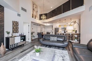 Living area - Newly renovated 2,000 sq ft penthouse loft at Discovery Bay. Sleeps 12 with 4 bedrooms, new kitchen, 3 full baths, custom stone media wall, and glass loft wall. Lake views, steps to beach, plus pools, gym, hot tub, games room & 2 secured parking stal (Kelowna)