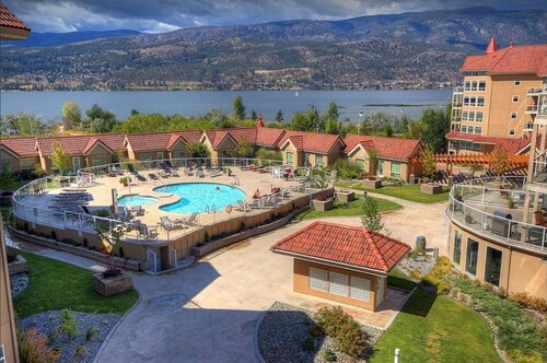 Newly renovated 2,000 sq ft penthouse loft at Discovery Bay. Sleeps 12 with 4 bedrooms, new kitchen, 3 full baths, custom stone media wall, and glass loft wall. Lake views, steps to beach, plus pools, gym, hot tub, games room & 2 secured parking stal
