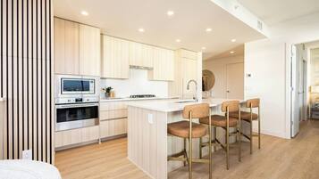 Coffee/tea maker, fridge, microwave, oven