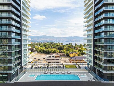 Skyfall 3 Bed 1 Den Lakeview Amenity Rich 30 Floor