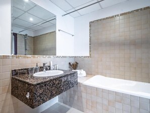 Bathroom - Spacious 2BR-Dubai Eye & Sea View -JBR (Dubai)