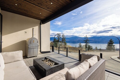 Pool | Hot Tub | Lakeview | Poker Table | King Bed