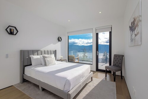 Pool | Hot Tub | Lakeview | Poker Table | King Bed