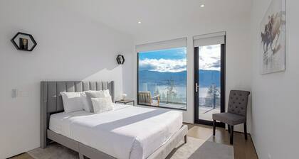 Pool | Hot Tub | Lakeview | Poker Table | King Bed