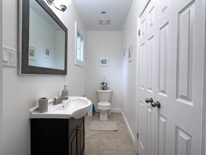 Bathroom - Cozy & Central Home – Easy Access Everywhere (London)