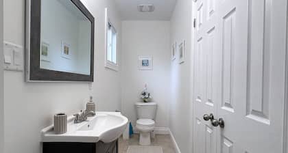 Cozy & Central Home – Easy Access Everywhere