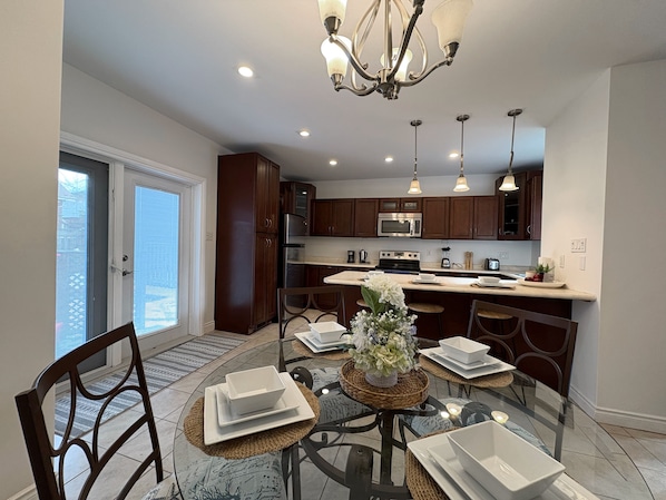 Dining - Cozy & Central Home – Easy Access Everywhere (London)