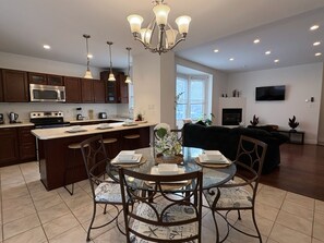 Dining - Cozy & Central Home – Easy Access Everywhere (London)