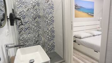 Dusche, Haartrockner, Bidet, Handtücher