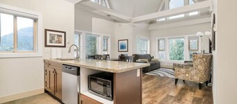 3BR Lakeside Penthouse Retreat With Rooftop BBQ