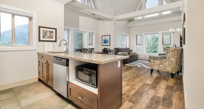 3BR Lakeside Penthouse Retreat With Rooftop BBQ