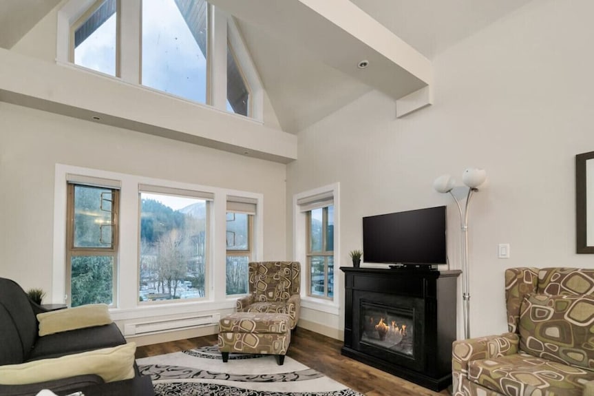 3br Lakeside Penthouse Retreat With Rooftop Bbq - Harrison Hot Springs