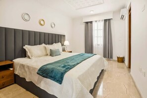 Tabla de planchar con plancha, wifi y ropa de cama 
