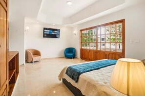 Tabla de planchar con plancha, wifi y ropa de cama 