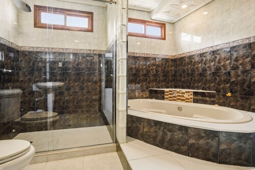 La Aurea 7BR Luxury Oasis | Pool & Jacuzzi
