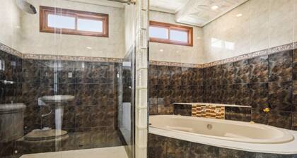 La Aurea 7BR Luxury Oasis | Pool & Jacuzzi
