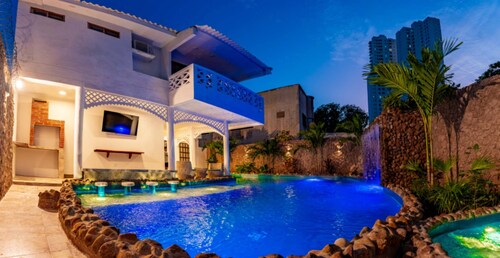 La Aurea 7BR Luxury Oasis | Pool & Jacuzzi