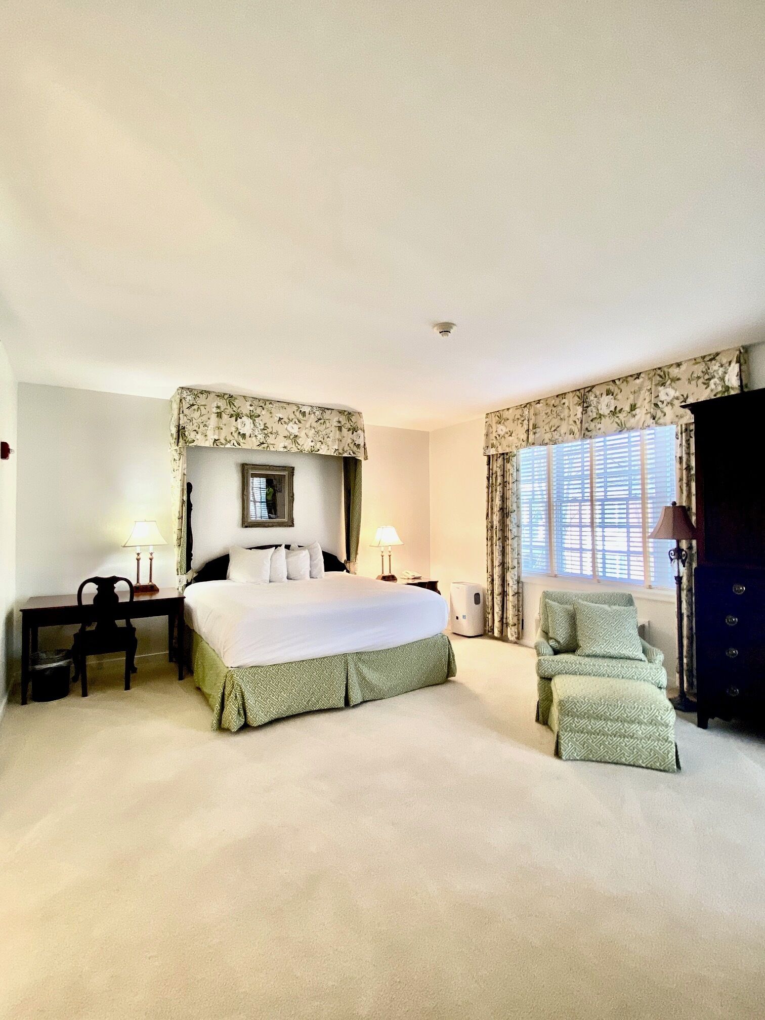 Single Room, 1 King Bed, Courtyard View