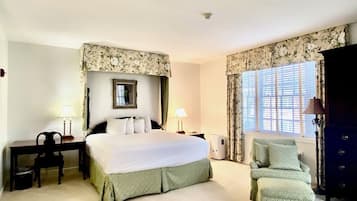 Single Room, 1 King Bed, Courtyard View