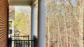 Single Room, 1 King Bed, Courtyard View | Terrace/patio