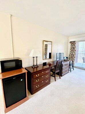 Single Room, 2 Double Beds, Balcony, Mountain View | Living area