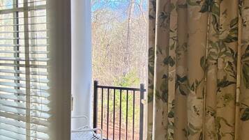 Single Room, 1 King Bed, Courtyard View | Terrace/patio