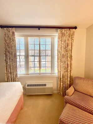 Single Room, 2 Queen Beds, Courtyard View | Living area